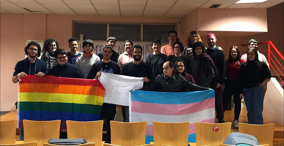 foto da segunda asemblea nacional de Avante LGBT en Vigo, na que as integrantes posan con varias bandeiras do colectivo